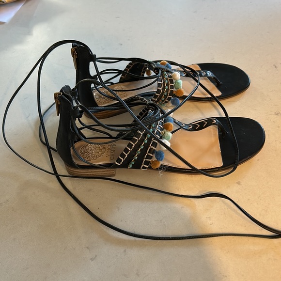 Unique Vince Camuto size 8.5 (38.5) black gladiator style flat sandal - Picture 4 of 5